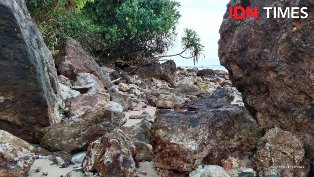 11 Potret Pulau Merah Situs Geologi di Banyuwangi, Ademnya Bikin Betah