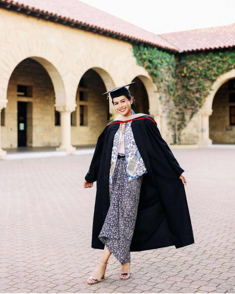 Outfit Wisuda ala Seleb Indonesia Lulus Kampus Luar Negeri