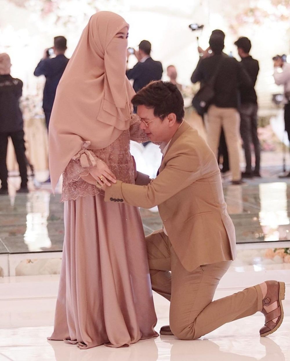 Stylish dengan Cadar, 9 Gaya Kondangan Syar'i Wardah Maulina