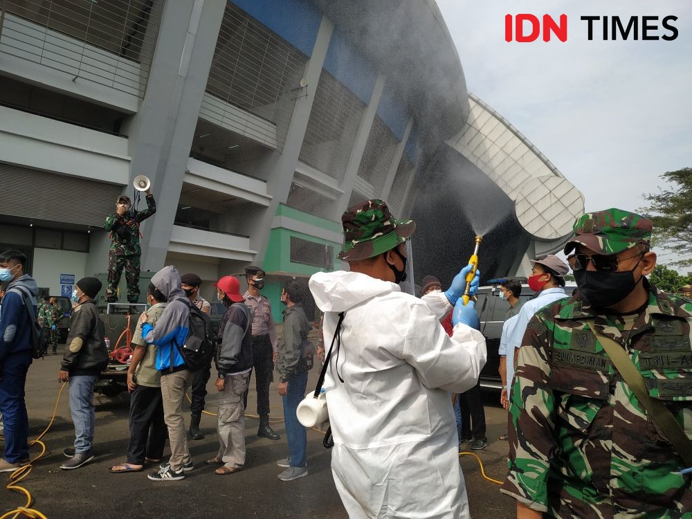 11 Potret Vaksinasi Massal Warga Bandung di Stadion GBLA