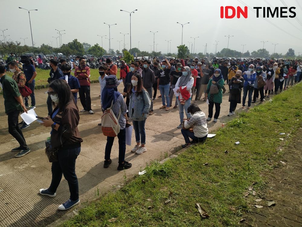11 Potret Vaksinasi Massal Warga Bandung di Stadion GBLA