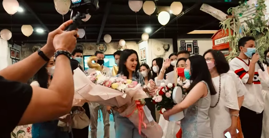 Bucin Abis, 10 Momen Azriel Buktikan Cinta dalam Ultah Sarah Menzel
