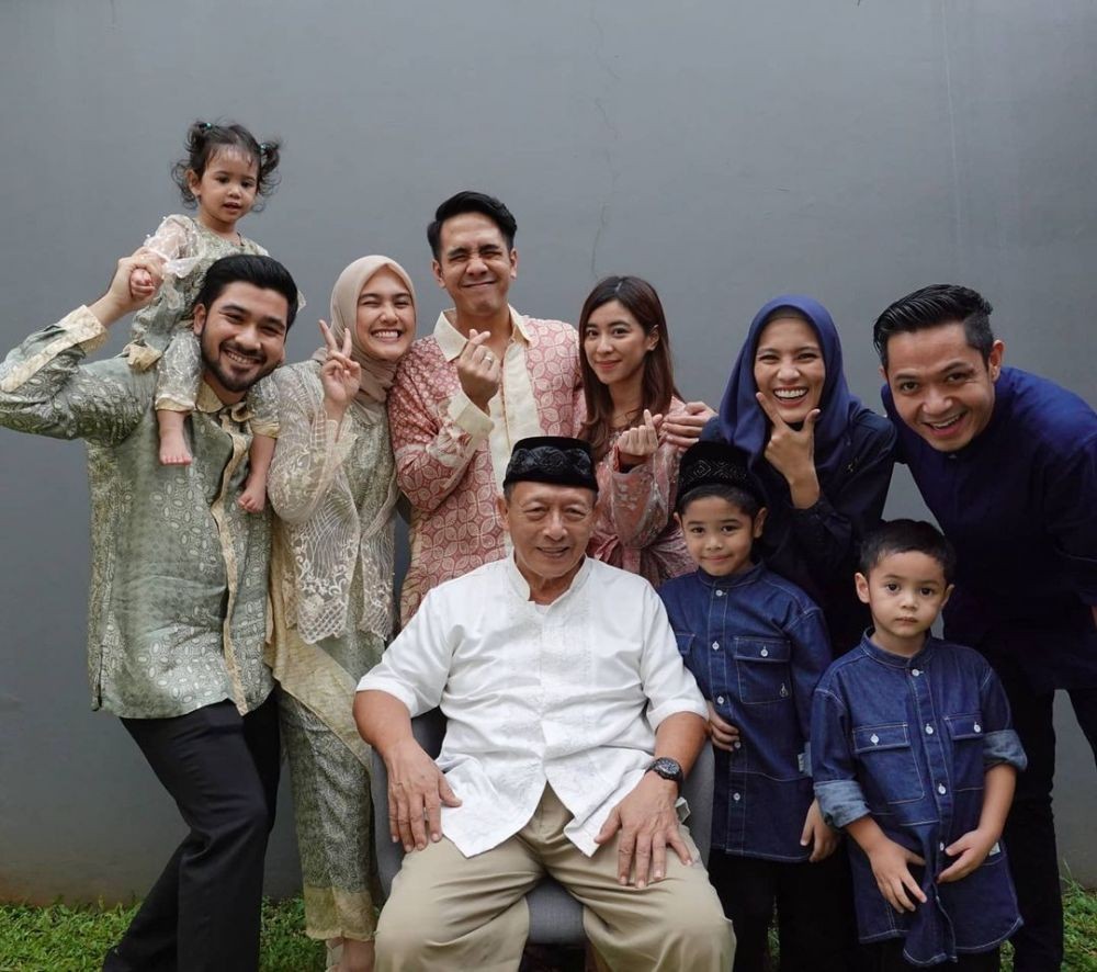 Beda Agama dengan Saudaranya, 12 Artis ini Tetap Rukun dan Harmonis