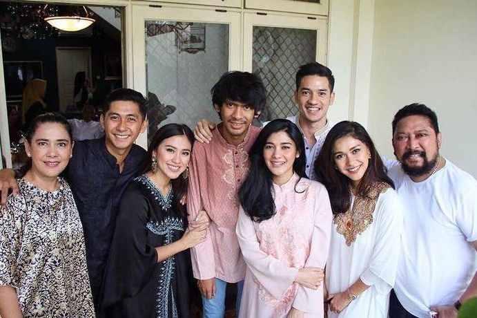 Beda Agama dengan Saudaranya, 12 Artis ini Tetap Rukun dan Harmonis