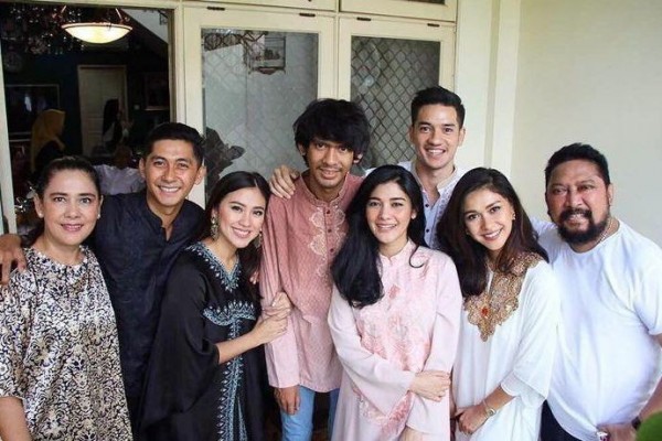 Agama 12 Anggota Keluarga Artis ini Berbeda-beda, Masih Akur dan Rukun