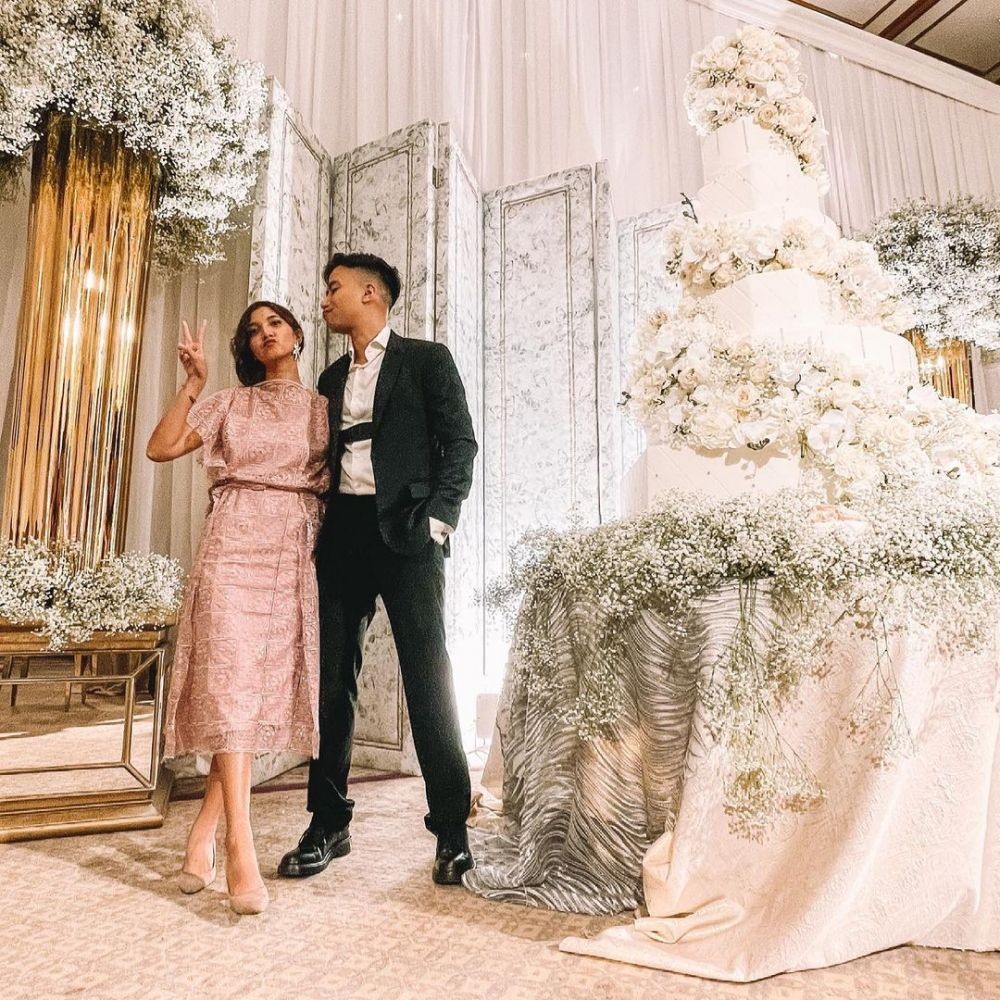 10 Potret Mesra Vidi Aldiano dan Sheila Dara dalam Setiap Kondangan