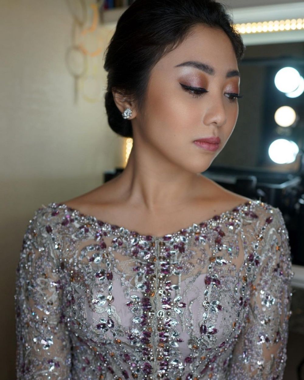 10 Style Makeup dan Kebaya Winona Willy saat Lamaran, Makin Anggun!