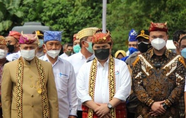 Ke Lampung, Erick Thohir Diberi Gelar Adat dan Diangkat Adik Zulhas