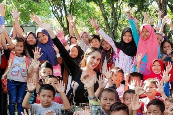 10 Potret Cinta Laura Bersama Anak Anak Di Pelosok Dermawan