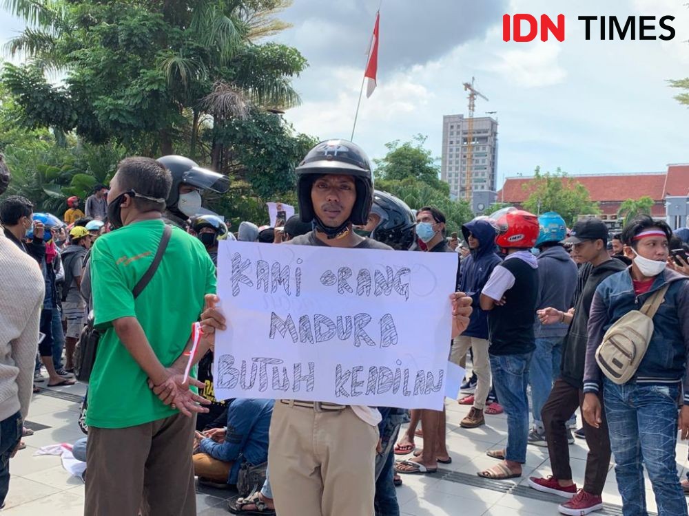 Aksi Demo Warga Madura di Balai Kota Surabaya Berlangsung Alot