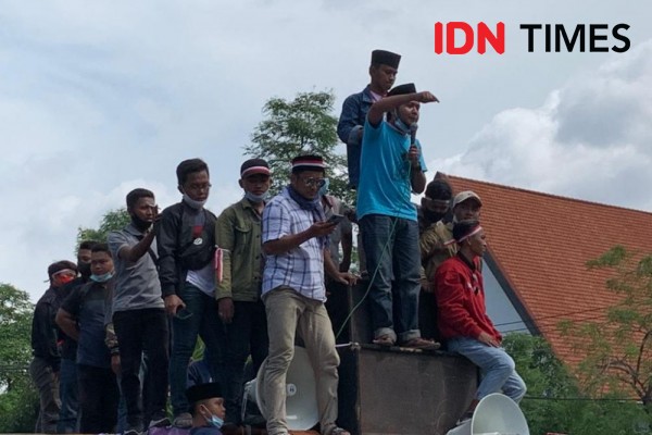 Aksi Demo Warga Madura di Balai Kota Surabaya Berlangsung Alot