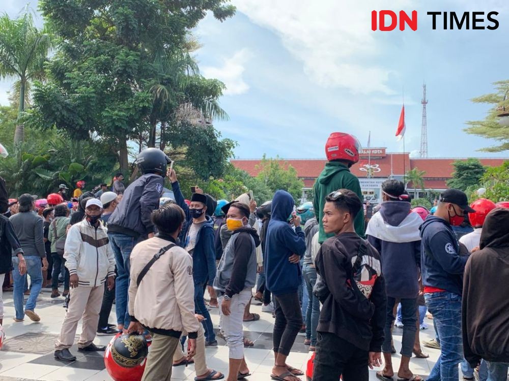 Aksi Demo Warga Madura di Balai Kota Surabaya Berlangsung Alot