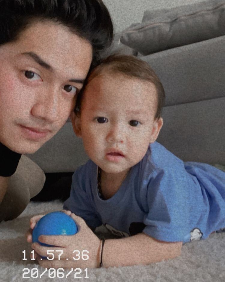 10 Selebriti yang Punya Anak di Usia Muda, Rey Mbayang Terbaru