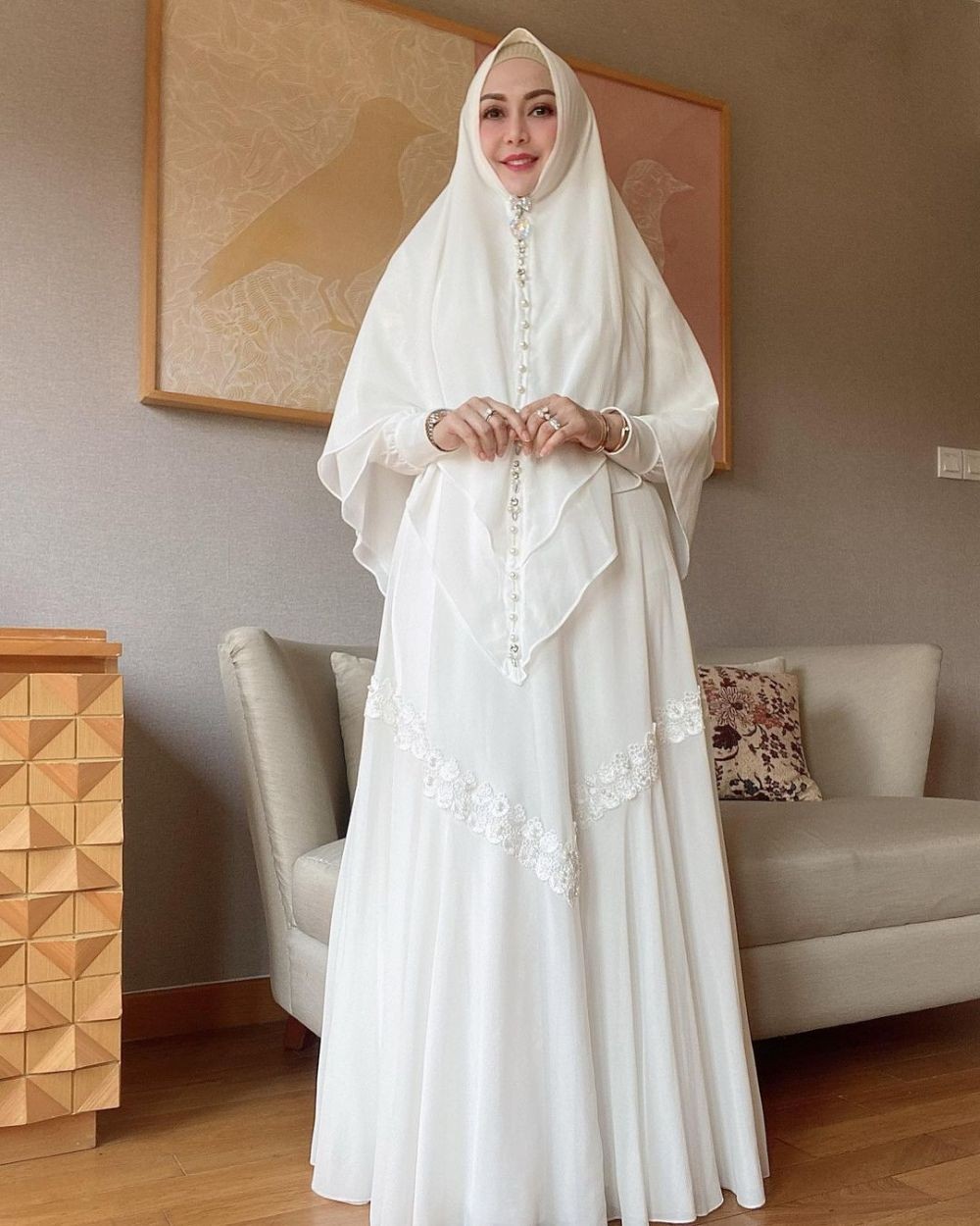 9 Ragam Gamis Putih yang Elegan untuk Kondangan Syar’i