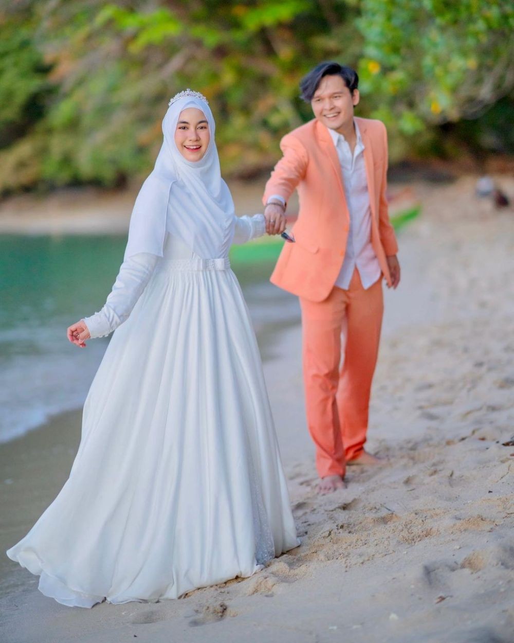 9 Ragam Gamis Putih Yang Elegan Untuk Kondangan Syari