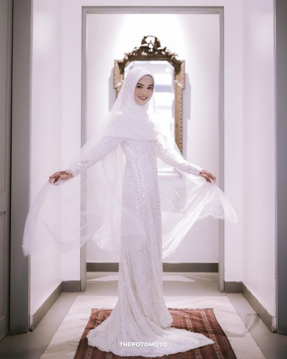 9 Ragam Gamis Putih Yang Elegan Untuk Kondangan Syari