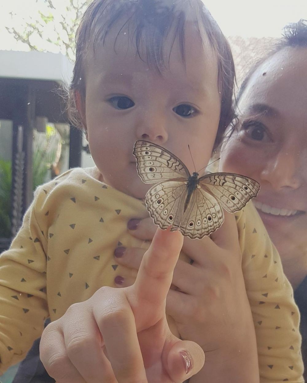 Lama Gak Eksis, 10 Momen Asmirandah yang Tahu-tahu Momong Anak