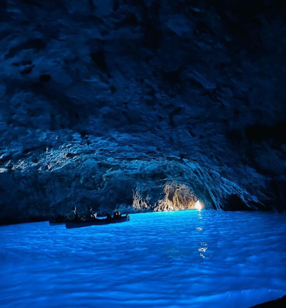 Голубая пещера турция. Голубой грот (Бишево). Пещера голубой грот Хорватия. Голубой грот на острове Бишево.