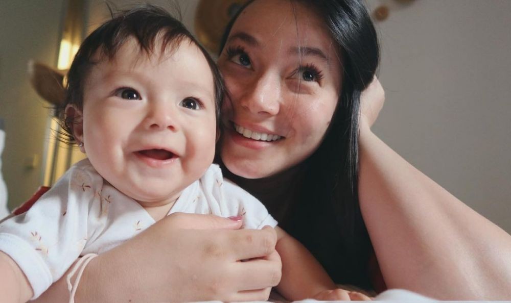 Lama Gak Eksis, 10 Momen Asmirandah yang Tahu-tahu Momong Anak