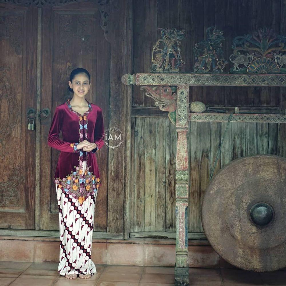 12 Inspirasi Kebaya Beludru Untuk Kondangan, Pesona Priayi