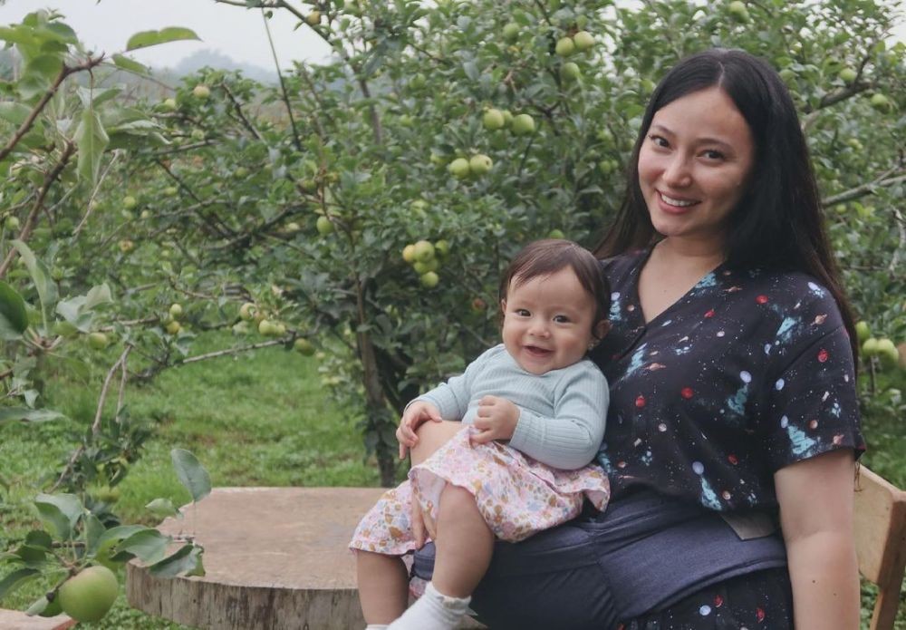 Lama Gak Eksis, 10 Momen Asmirandah yang Tahu-tahu Momong Anak