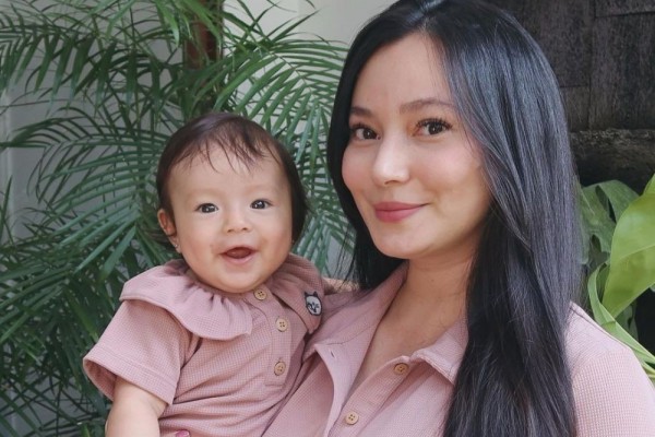Lama Gak Eksis, 10 Momen Asmirandah yang Tahu-tahu Momong Anak