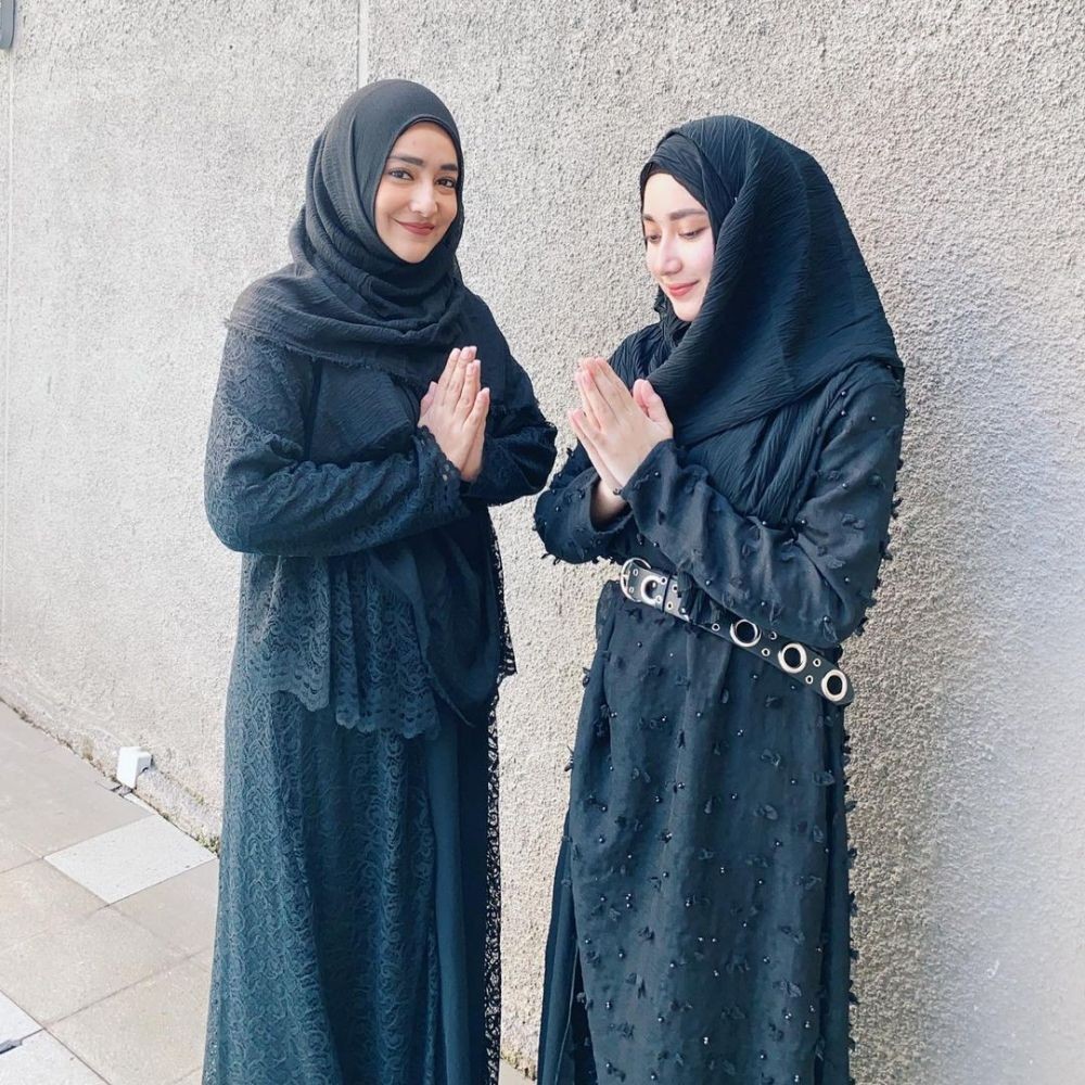 Bak Pinang Dibelah Dua! Adu Gaya Cindy Fatika Sari Vs Tengku Anataya