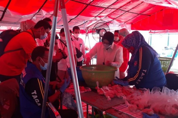 Mensos Risma Bagi-bagi Ribuan Telur Matang pada Warga Tak Mampu