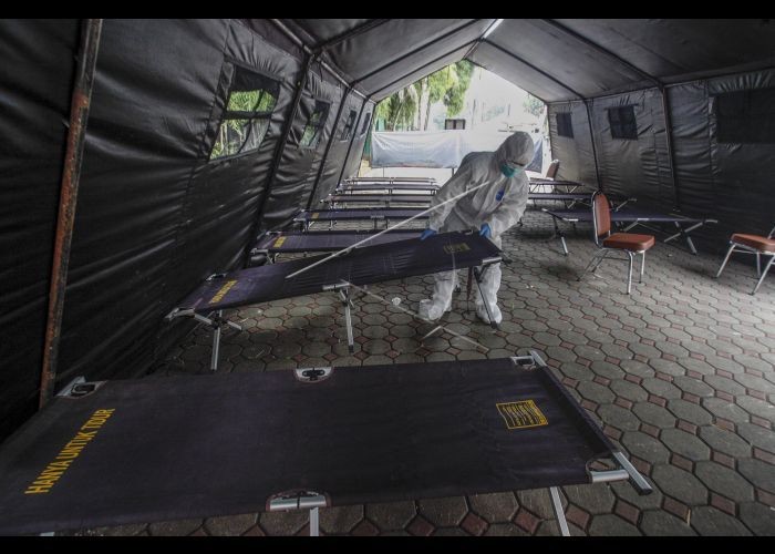Membludak! Keluarga Temani Pasien COVID-19 di Tenda Darurat RS Tugu Semarang