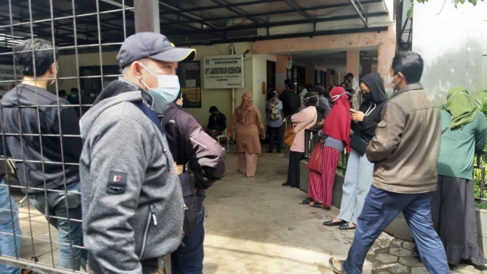 COVID-19 di Bandung Naik, Layanan Tes Swab Antigen Diserbu Warga   