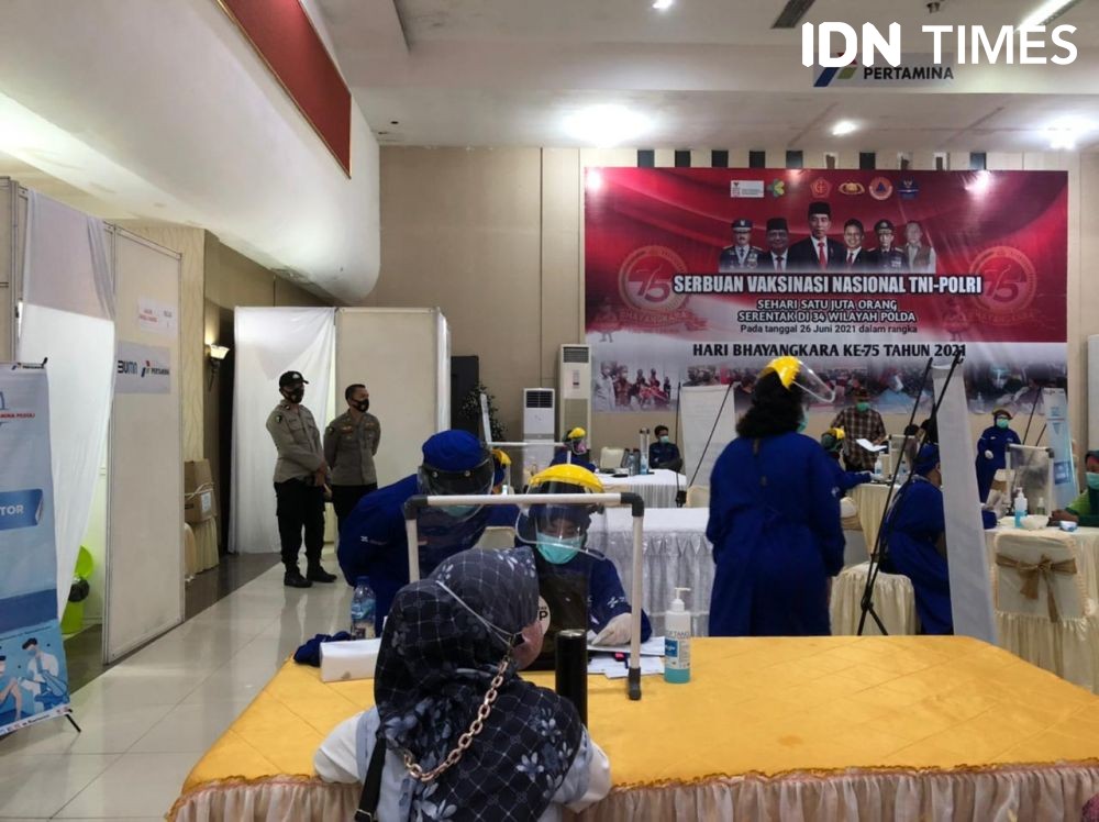 Uji Coba 1 Juta Vaksin di Palembang Diserbu Masyarakat