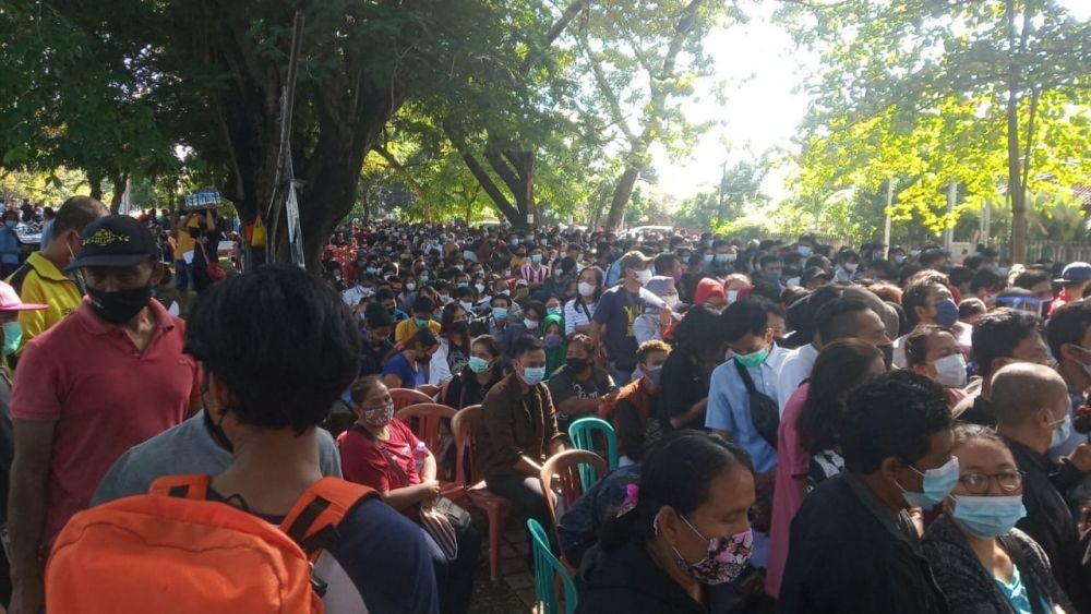 Antrean Vaksinasi Membludak, Satpol PP Bali: Kerumunan di Luar Dugaan