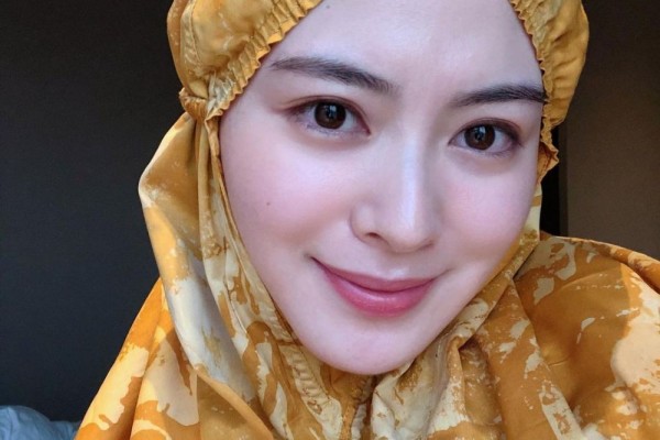 Adem Banget, 10 Potret Ayana Moon Pakai Mukena