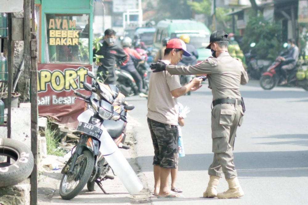 Aparat Lakukan Operasi Yustisi PPMK Mikro di Bandung Raya 