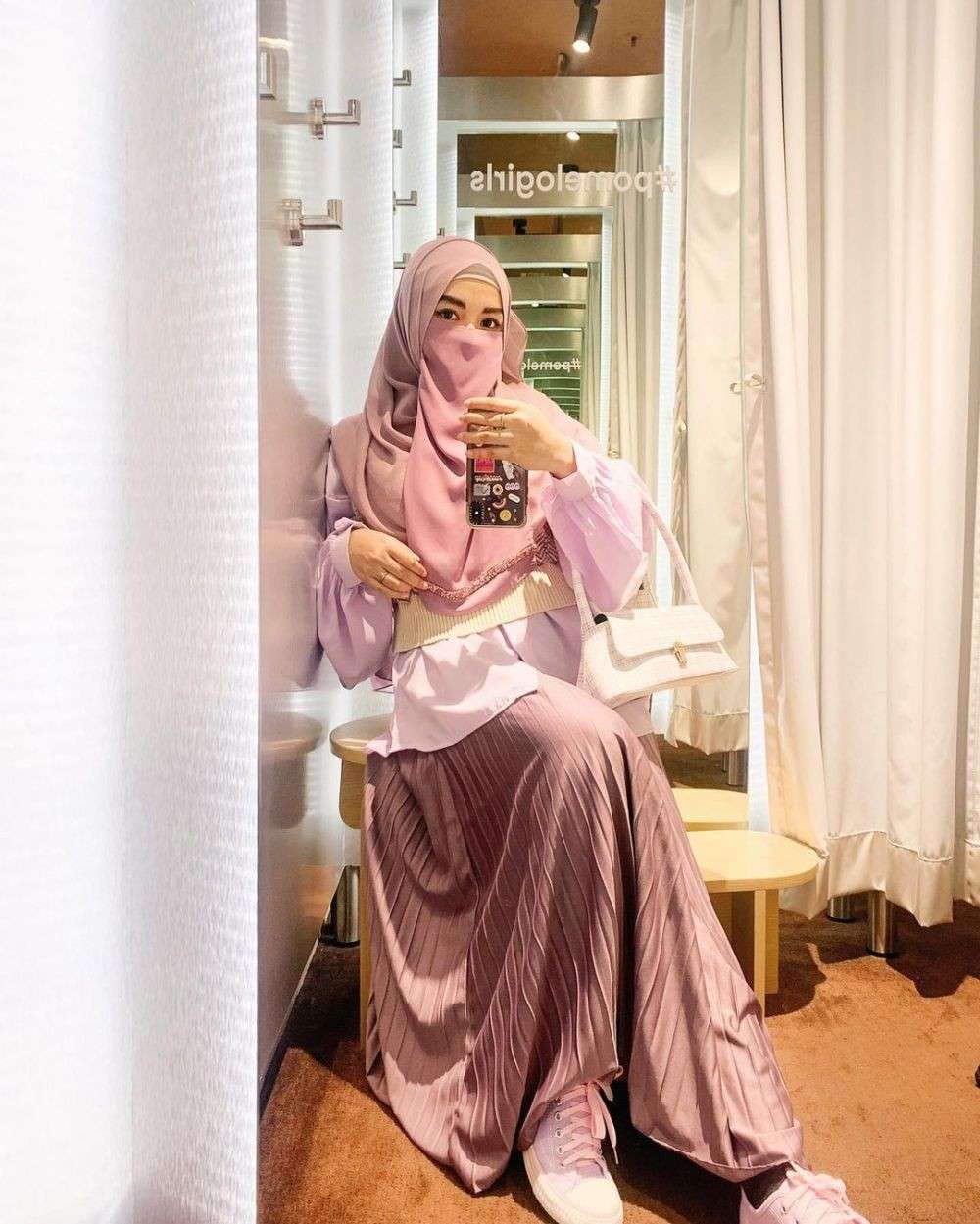 9 Ide Padu Padan Rok Plisket Dan Hijab, Modis Nan Kece