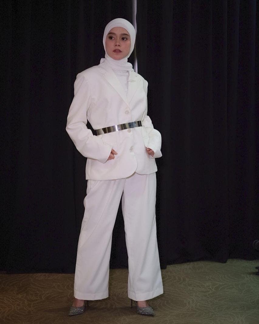 9 Inspirasi Gaya Hijab Kondangan Kece Cewek  Berbadan Mungil
