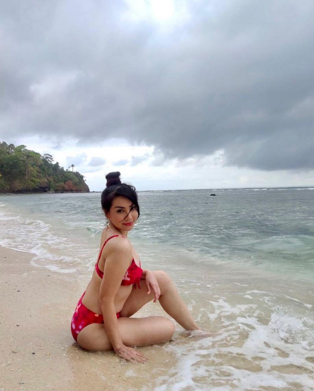 Awet Muda, 10 Gaya Liburan Tessa Kaunang Cetar Abis!