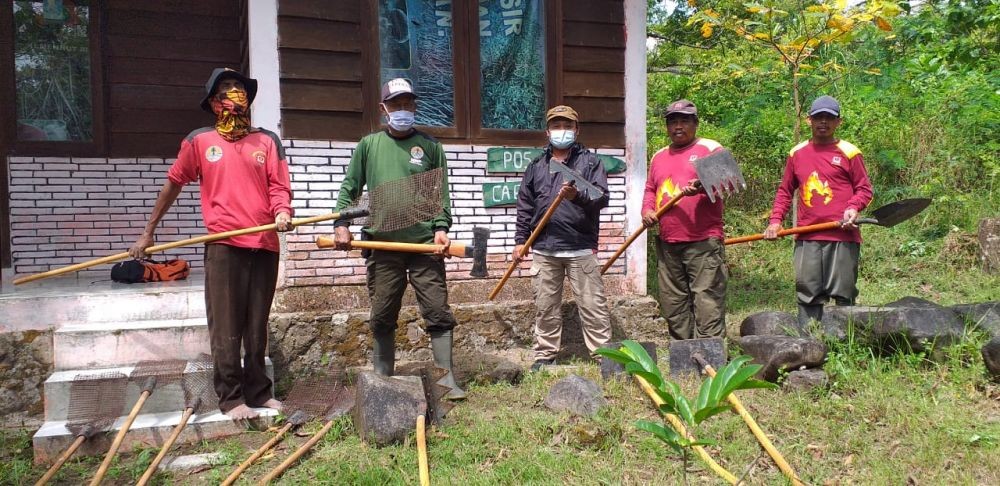 7 Potret Latihan Pemadaman Api di Gunung Celering Jepara