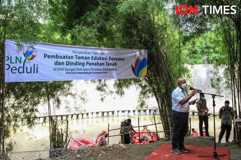 Peduli Sungai Deli, PLN Serahkan Bantuan untuk Bikin Taman Edukasi