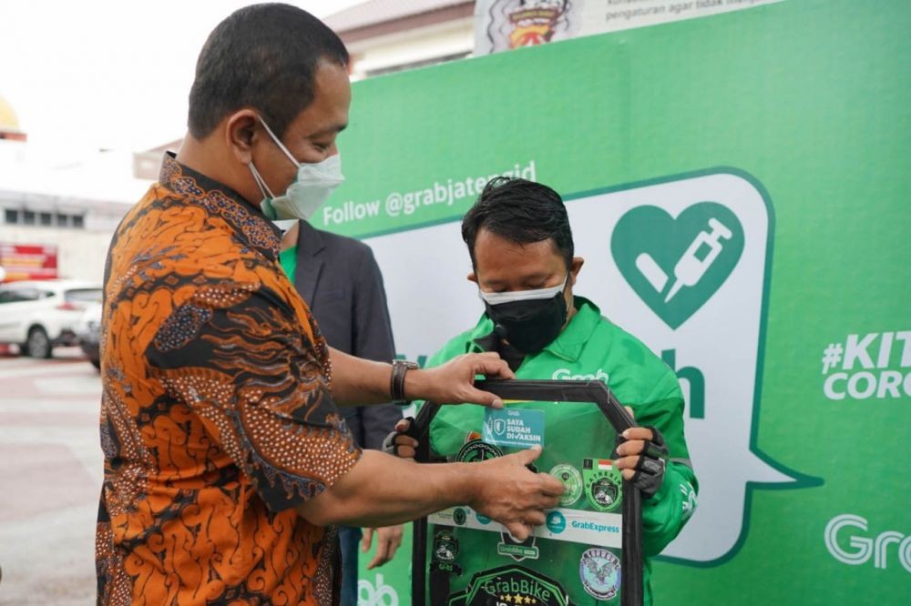 Driver Ojol dan UMKM Semarang Terima Vaksinasi COVID-19 Via Drive Thru