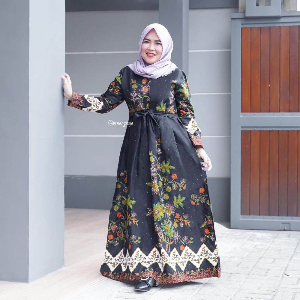 10 Referensi Baju Kondangan Hijab ala Ibu Ayu Ting Ting, Modis Banget!