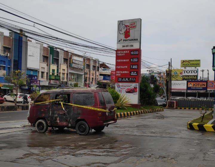 Warga Heboh Mobil Carry Terbakar di SPBU Bandar Lampung