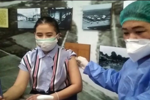 Prilly Latuconsina Ikut Vaksin Massal di Puspemkot Tangerang