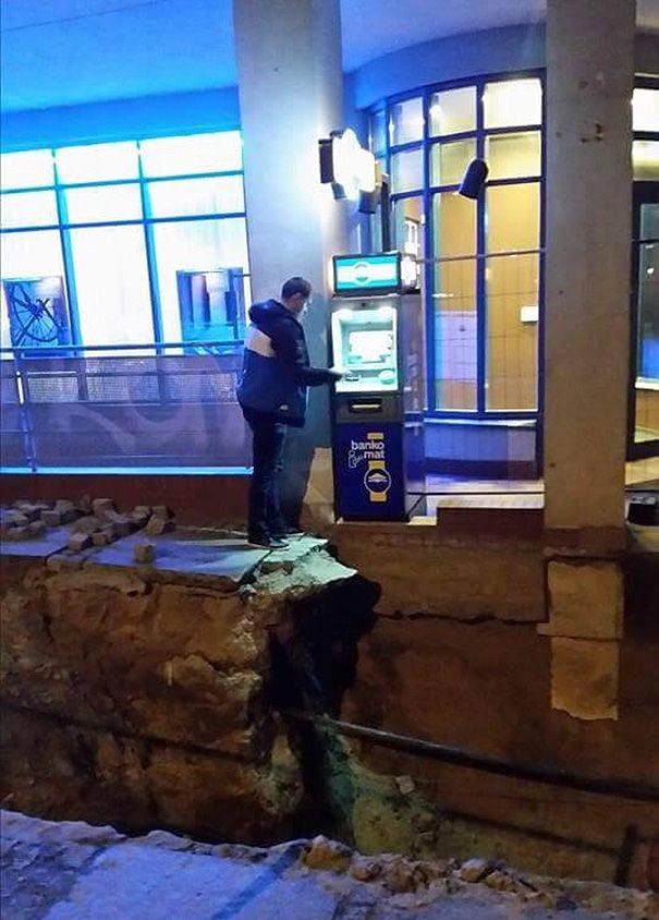 Potret Mengejutkan saat Ambil Uang di ATM