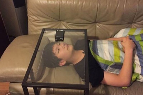 10 Potret Kelakukan Orang Malas Gerak yang Bikin Ngakak, Mager Parah!
