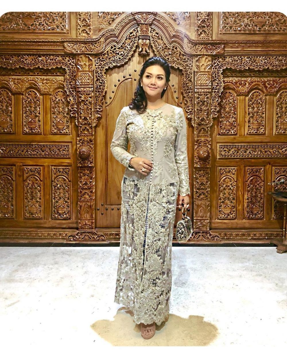 12 Ragam Style Kondangan Mewah ala Bella Saphira Sosialita  