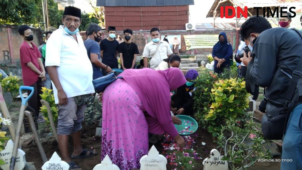 Potret Suasana Pemakaman Kakak Adik Korban KMP Yunicee dari Denpasar