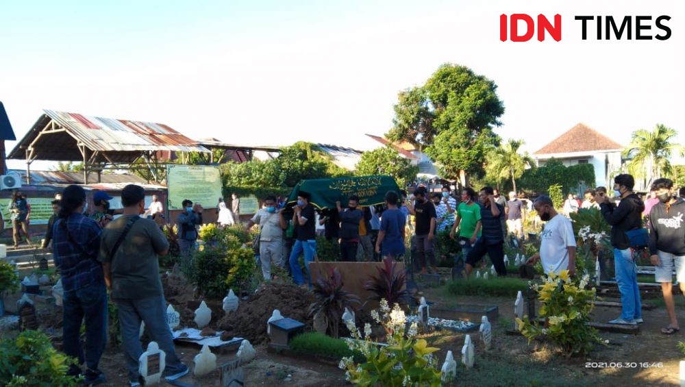 Potret Suasana Pemakaman Kakak Adik Korban KMP Yunicee dari Denpasar