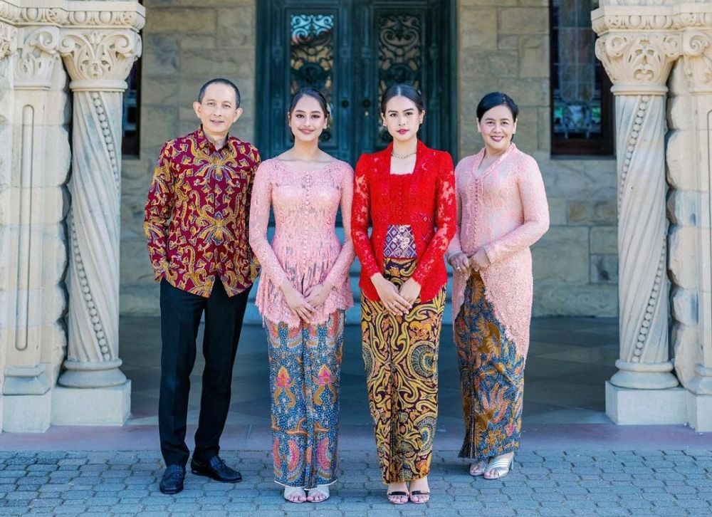 9 Inspirasi Kebaya Keluarga Maudy Ayunda, Ningrat bak Putri