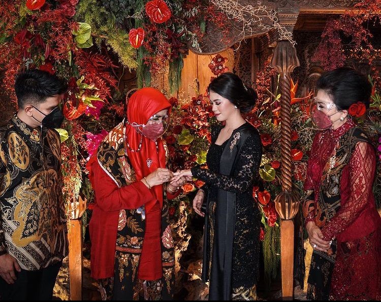 10 Potret Gagah Irfan Govinda ketika Melamar Sang Kekasih